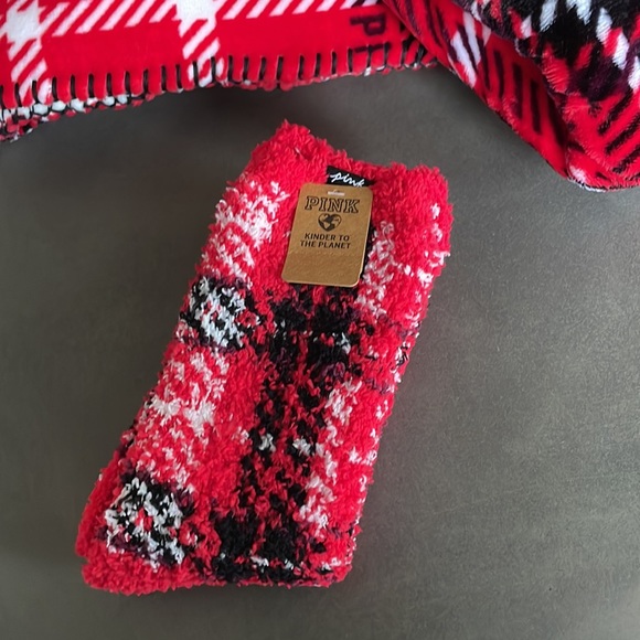 BRAND NEW Matching PINK Socks and Blanket - Picture 2 of 8